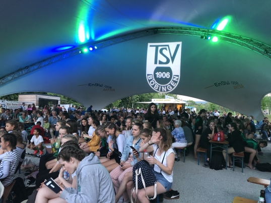 Dorf tanzt und turnt