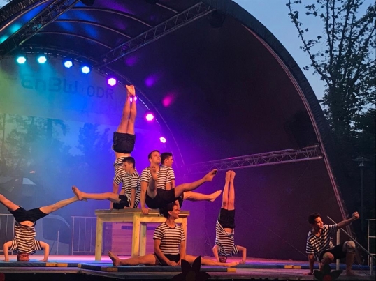 Dorf tanzt und turnt