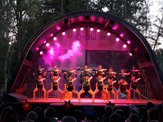 Dorf tanzt und turnt