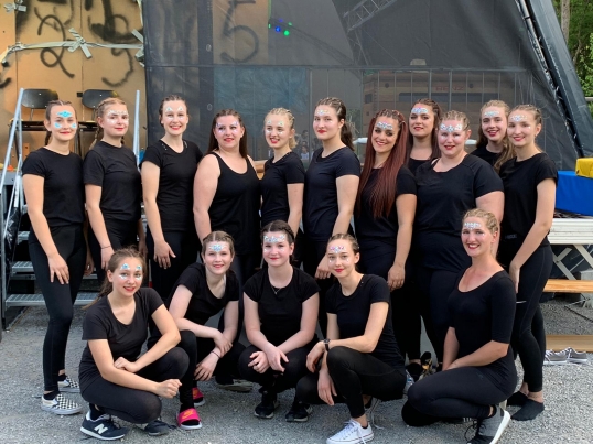 Dorf tanzt und turnt