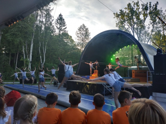 Dorf tanzt und turnt